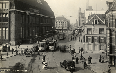 1936 Gezicht in de Potterstraat te Utrecht met links het Hoofdpostkantoor (Neude 11) en op de achtergrond de Lange Viestraat.